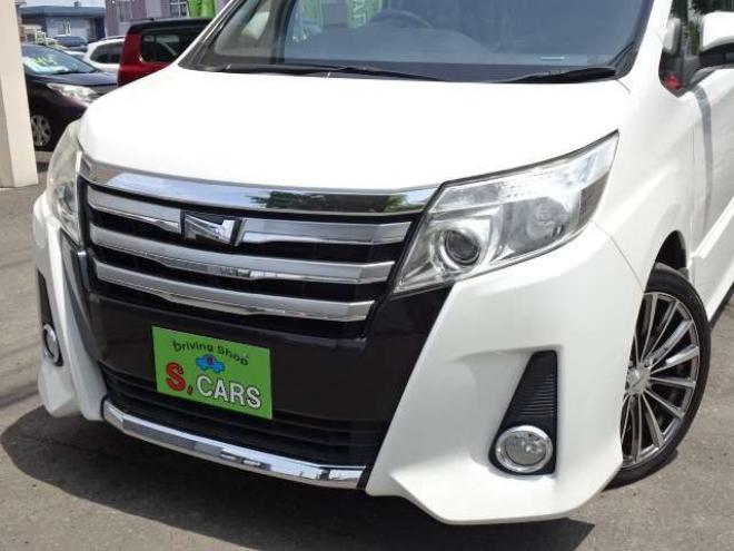 ノア2.0 Si 4WD　本州車　保証1年 4WD　両側パワースライドドア　社外ナビ　地デジ　スマートキー　プッシュスタート　LEDヘッドライト　社外18インチアルミ　　アイドリングストップ　ビルトインETC 2000