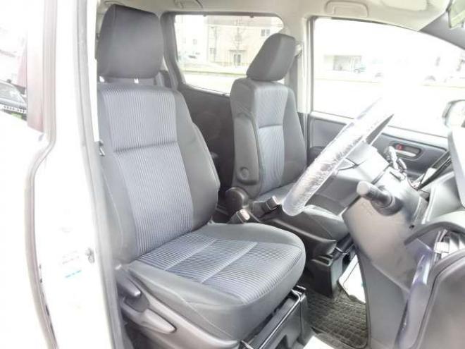 ノア2.0 Si 4WD　本州車　保証1年 4WD　両側パワースライドドア　社外ナビ　地デジ　スマートキー　プッシュスタート　LEDヘッドライト　社外18インチアルミ　　アイドリングストップ　ビルトインETC 2000