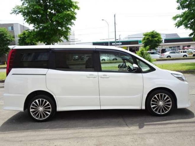 ノア2.0 Si 4WD　本州車　保証1年 4WD　両側パワースライドドア　社外ナビ　地デジ　スマートキー　プッシュスタート　LEDヘッドライト　社外18インチアルミ　　アイドリングストップ　ビルトインETC 2000