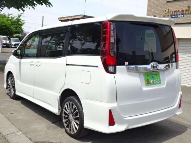 ノア2.0 Si 4WD　本州車　保証1年 4WD　両側パワースライドドア　社外ナビ　地デジ　スマートキー　プッシュスタート　LEDヘッドライト　社外18インチアルミ　　アイドリングストップ　ビルトインETC 2000