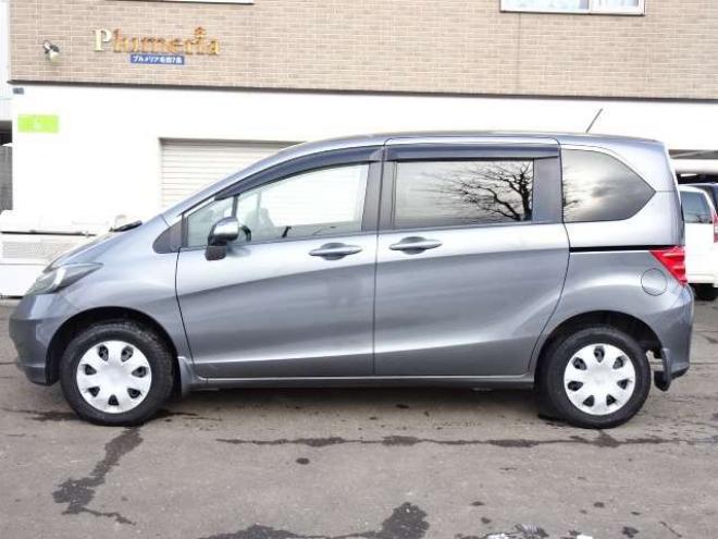 フリード1.5 G ジャストセレクション 4WD　本州車　4WD　パワースライドドア　純正HDDインターナビ　バックカメラ　TV　ビルトインETC　コンフォートパッケージ　HID　ミラーヒーター　デアイサー　車検新規2年 1500