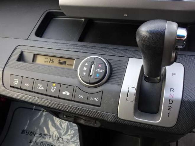 フリード1.5 G ジャストセレクション 4WD　本州車　4WD　パワースライドドア　純正HDDインターナビ　バックカメラ　TV　ビルトインETC　コンフォートパッケージ　HID　ミラーヒーター　デアイサー　車検新規2年 1500