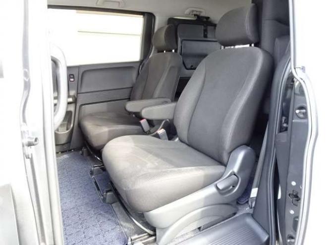 フリード1.5 G ジャストセレクション 4WD　本州車　4WD　パワースライドドア　純正HDDインターナビ　バックカメラ　TV　ビルトインETC　コンフォートパッケージ　HID　ミラーヒーター　デアイサー　車検新規2年 1500