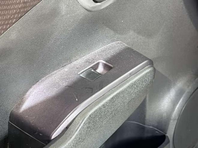 フィット1.3 シーズ 4WD　防錆塗装4WDスマキーCDバックカメラ 1300