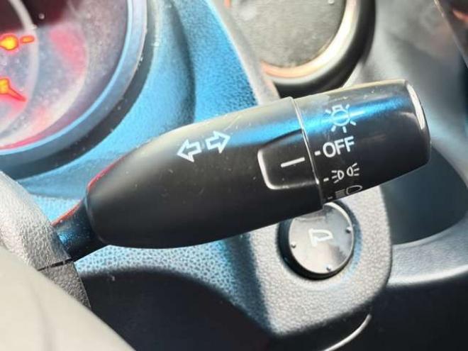 フィット1.3 シーズ 4WD　防錆塗装4WDスマキーCDバックカメラ 1300