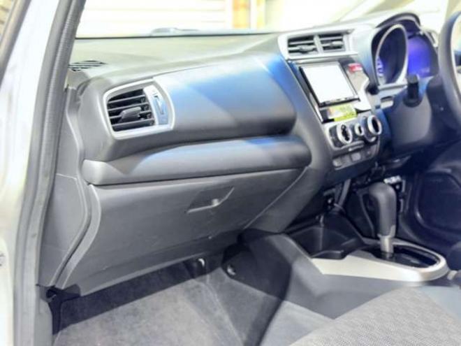 フィット1.3 13G Fパッケージ 4WD　下廻防錆TVナビETC 1300