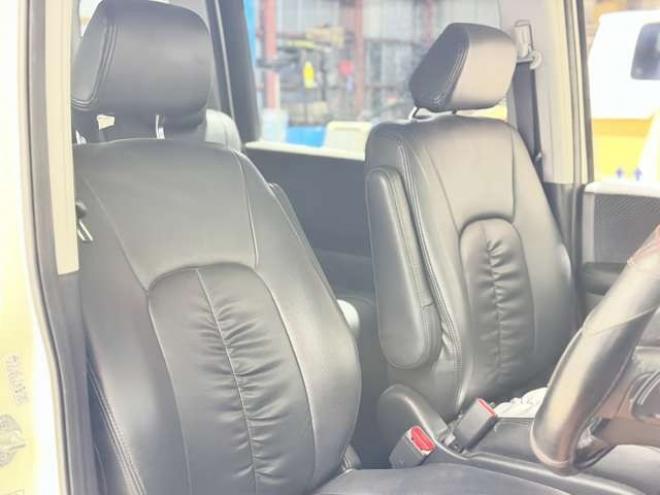 ステップワゴン2.0 スパーダ Z 4WD　防錆塗装4WDTVナビBカメETC後席モニタ夏冬タイヤ 2000