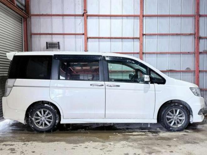 ステップワゴン2.0 スパーダ Z 4WD　防錆塗装4WDTVナビBカメETC後席モニタ夏冬タイヤ 2000