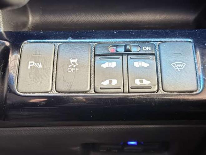 ステップワゴン2.0 スパーダ Z 4WD　防錆塗装4WDTVナビBカメETC後席モニタ夏冬タイヤ 2000