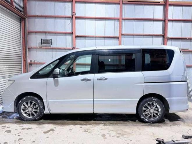 セレナ2.0 ハイウェイスター 4WD　防錆塗装4WDTVナビBカメ 2000