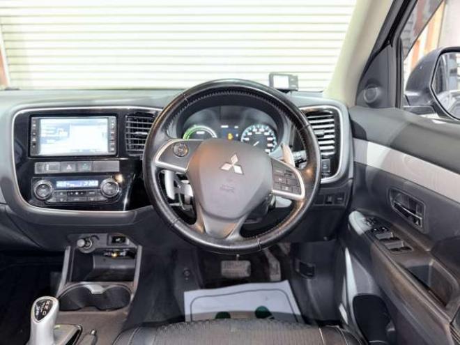 アウトランダーPHEV2.0 G セーフティパッケージ 4WD　下廻防錆ナビBカメETC 2000