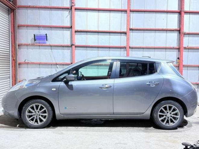 リーフ30kWh X　下廻防錆TVナビBカメETC夏冬タイヤ 2WD 不明