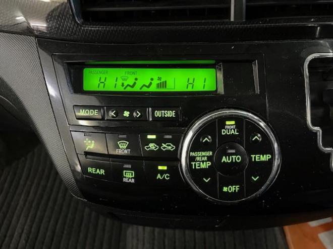 エスティマワンオーナー　寒冷地仕様　禁煙車　両側パワースライドドア　パワーバックドア　純正１８インチＡＷ　純正１６ＡＷ＋スタッドレスタイヤ　純正ナビ　フルセグ地デジ　ＤＶＤ再生　Ｂｌｕｅｔｏｏｔｈ　バックカメラ 4WD 2400 5Dr