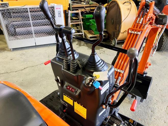 バックホー日立　未使用　ミニユンボ　ZX8U-2　建機