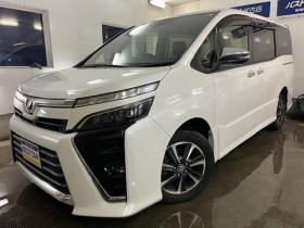 ヴォクシー　本州仕入　ワンオーナー　アルパインリアモニター　ストラーダナビ　フルセグ地デジ　ＤＶＤ再生　Ｂｌｕｅｔｏｏｔｈオーディオ　バックカメラ　純正エンジンスターター　純正ＬＥＤヘッドライト　純正ＥＴＣ 4WD 2000 5Dr