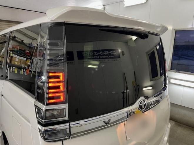 ヴォクシー本州仕入　ワンオーナー　アルパインリアモニター　ストラーダナビ　フルセグ地デジ　ＤＶＤ再生　Ｂｌｕｅｔｏｏｔｈオーディオ　バックカメラ　純正エンジンスターター　純正ＬＥＤヘッドライト　純正ＥＴＣ 4WD 2000 5Dr