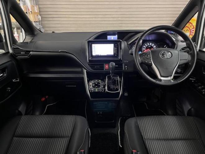 ヴォクシー本州仕入　ワンオーナー　アルパインリアモニター　ストラーダナビ　フルセグ地デジ　ＤＶＤ再生　Ｂｌｕｅｔｏｏｔｈオーディオ　バックカメラ　純正エンジンスターター　純正ＬＥＤヘッドライト　純正ＥＴＣ 4WD 2000 5Dr