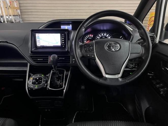 ヴォクシー本州仕入　ワンオーナー　アルパインリアモニター　ストラーダナビ　フルセグ地デジ　ＤＶＤ再生　Ｂｌｕｅｔｏｏｔｈオーディオ　バックカメラ　純正エンジンスターター　純正ＬＥＤヘッドライト　純正ＥＴＣ 4WD 2000 5Dr