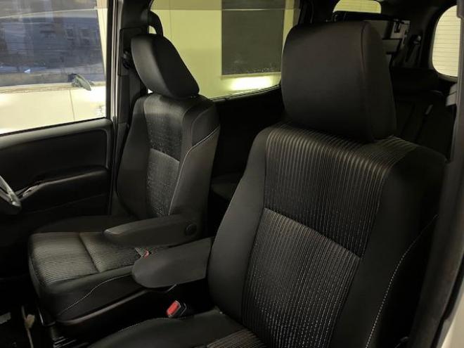 ヴォクシー本州仕入　ワンオーナー　アルパインリアモニター　ストラーダナビ　フルセグ地デジ　ＤＶＤ再生　Ｂｌｕｅｔｏｏｔｈオーディオ　バックカメラ　純正エンジンスターター　純正ＬＥＤヘッドライト　純正ＥＴＣ 4WD 2000 5Dr