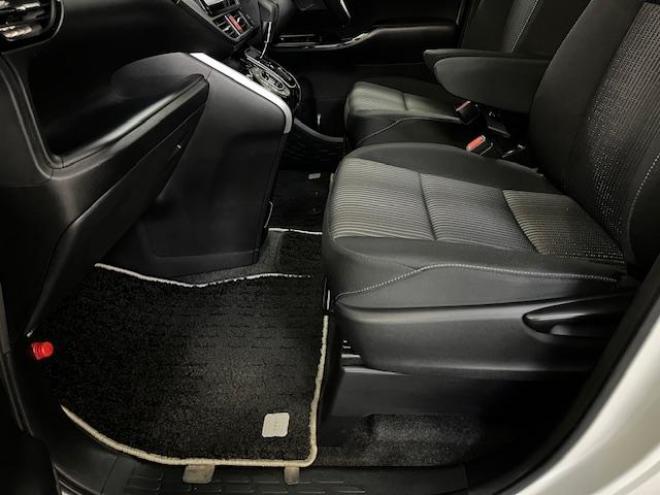 ヴォクシー本州仕入　ワンオーナー　アルパインリアモニター　ストラーダナビ　フルセグ地デジ　ＤＶＤ再生　Ｂｌｕｅｔｏｏｔｈオーディオ　バックカメラ　純正エンジンスターター　純正ＬＥＤヘッドライト　純正ＥＴＣ 4WD 2000 5Dr