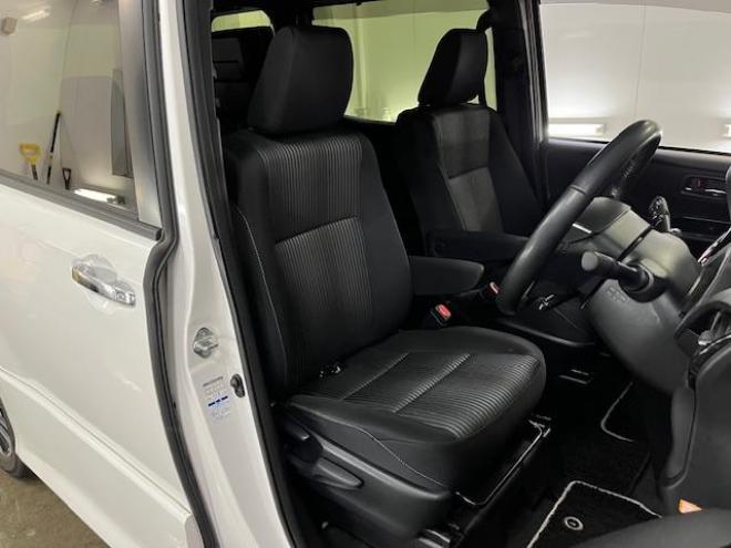 ヴォクシー本州仕入　ワンオーナー　アルパインリアモニター　ストラーダナビ　フルセグ地デジ　ＤＶＤ再生　Ｂｌｕｅｔｏｏｔｈオーディオ　バックカメラ　純正エンジンスターター　純正ＬＥＤヘッドライト　純正ＥＴＣ 4WD 2000 5Dr