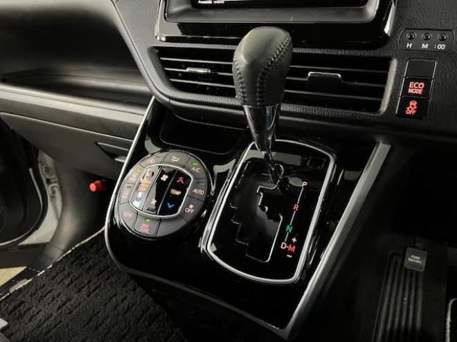 ヴォクシー本州仕入　ワンオーナー　アルパインリアモニター　ストラーダナビ　フルセグ地デジ　ＤＶＤ再生　Ｂｌｕｅｔｏｏｔｈオーディオ　バックカメラ　純正エンジンスターター　純正ＬＥＤヘッドライト　純正ＥＴＣ 4WD 2000 5Dr