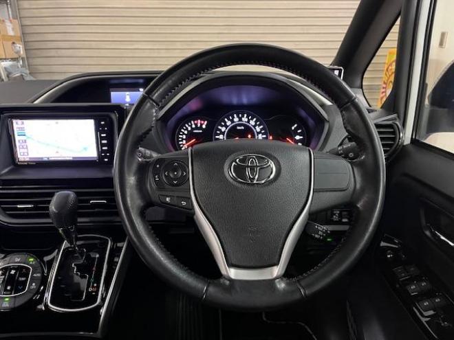 ヴォクシー本州仕入　ワンオーナー　アルパインリアモニター　ストラーダナビ　フルセグ地デジ　ＤＶＤ再生　Ｂｌｕｅｔｏｏｔｈオーディオ　バックカメラ　純正エンジンスターター　純正ＬＥＤヘッドライト　純正ＥＴＣ 4WD 2000 5Dr