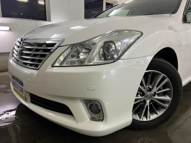 クラウン本州仕入　後期型　Ｂｌｕｅｔｏｏｔｈ　純正ＨＤＤナビ　フルセグ地デジ　ＤＶＤ再生　ミュージックサーバー　バック＆サイドカメラ　クルーズコントロール　両席パワーシート　前後コーナーセンサー　純正ＥＴＣ 4WD 2500 4Dr