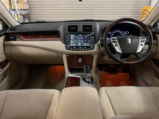 クラウン本州仕入　後期型　Ｂｌｕｅｔｏｏｔｈ　純正ＨＤＤナビ　フルセグ地デジ　ＤＶＤ再生　ミュージックサーバー　バック＆サイドカメラ　クルーズコントロール　両席パワーシート　前後コーナーセンサー　純正ＥＴＣ 4WD 2500 4Dr