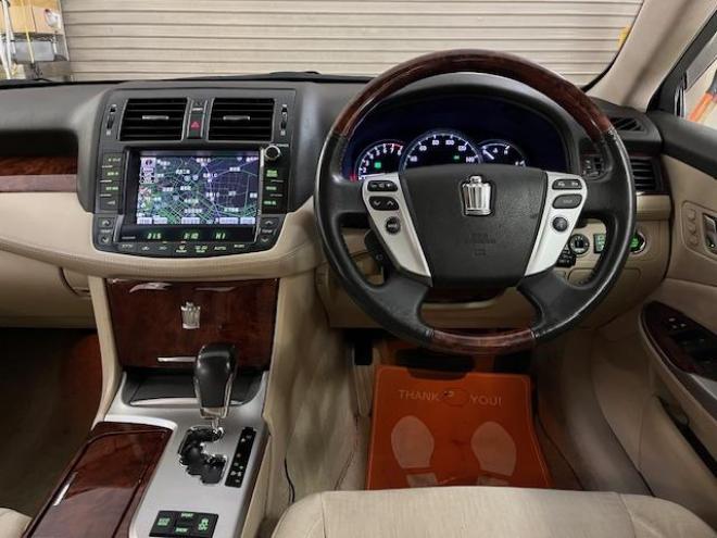 クラウン本州仕入　後期型　Ｂｌｕｅｔｏｏｔｈ　純正ＨＤＤナビ　フルセグ地デジ　ＤＶＤ再生　ミュージックサーバー　バック＆サイドカメラ　クルーズコントロール　両席パワーシート　前後コーナーセンサー　純正ＥＴＣ 4WD 2500 4Dr