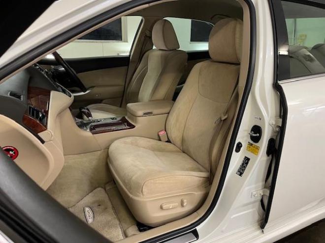 クラウン本州仕入　後期型　Ｂｌｕｅｔｏｏｔｈ　純正ＨＤＤナビ　フルセグ地デジ　ＤＶＤ再生　ミュージックサーバー　バック＆サイドカメラ　クルーズコントロール　両席パワーシート　前後コーナーセンサー　純正ＥＴＣ 4WD 2500 4Dr