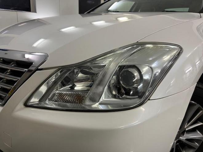 クラウン本州仕入　後期型　Ｂｌｕｅｔｏｏｔｈ　純正ＨＤＤナビ　フルセグ地デジ　ＤＶＤ再生　ミュージックサーバー　バック＆サイドカメラ　クルーズコントロール　両席パワーシート　前後コーナーセンサー　純正ＥＴＣ 4WD 2500 4Dr