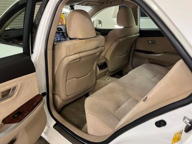 クラウン本州仕入　後期型　Ｂｌｕｅｔｏｏｔｈ　純正ＨＤＤナビ　フルセグ地デジ　ＤＶＤ再生　ミュージックサーバー　バック＆サイドカメラ　クルーズコントロール　両席パワーシート　前後コーナーセンサー　純正ＥＴＣ 4WD 2500 4Dr