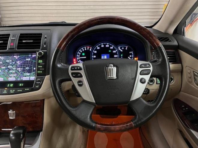 クラウン本州仕入　後期型　Ｂｌｕｅｔｏｏｔｈ　純正ＨＤＤナビ　フルセグ地デジ　ＤＶＤ再生　ミュージックサーバー　バック＆サイドカメラ　クルーズコントロール　両席パワーシート　前後コーナーセンサー　純正ＥＴＣ 4WD 2500 4Dr