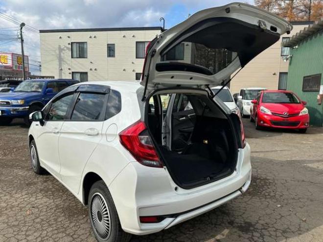 フィット1.5 ハイブリッド F 4WD　純正ナビ　バックカメラ　ETC　パワステ　パワーウィンドウ　ABS　キーレスエントリー 1500