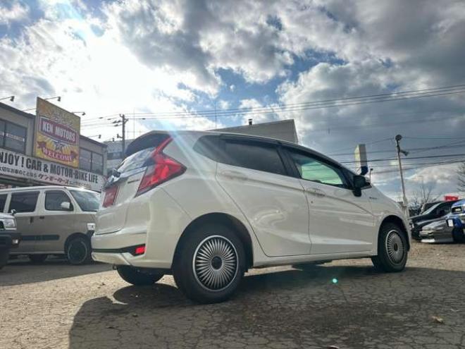 フィット1.5 ハイブリッド F 4WD　純正ナビ　バックカメラ　ETC　パワステ　パワーウィンドウ　ABS　キーレスエントリー 1500