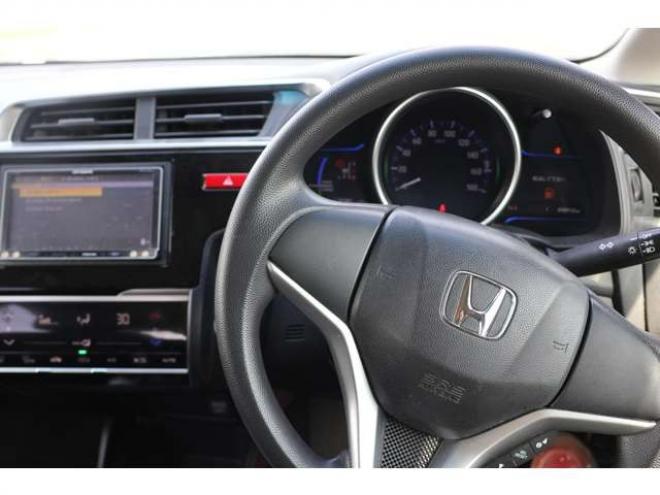 フィット1.5 ハイブリッド Fパッケージ 4WD　検2年　自社　ローンカノウ 1500