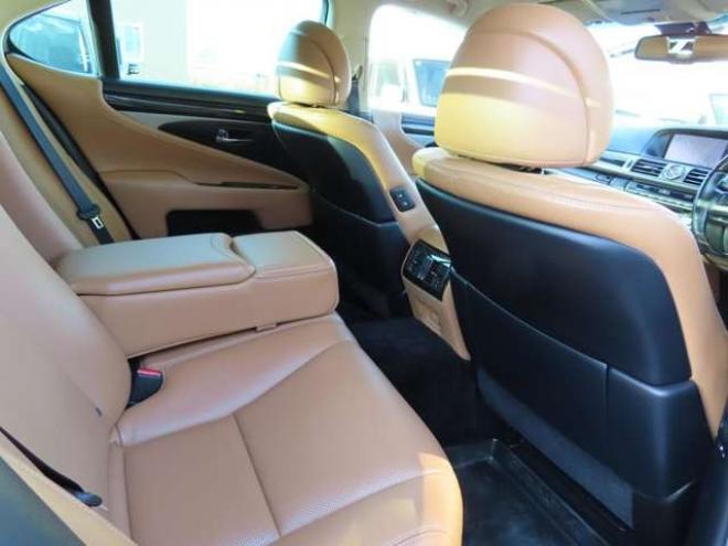 レクサスLS 460 バージョンC Iパッケージ　エンジンスターター・ETC・ステアリングヒーター・シートヒーター・革シート・クルーズコントロール 2WD 4600