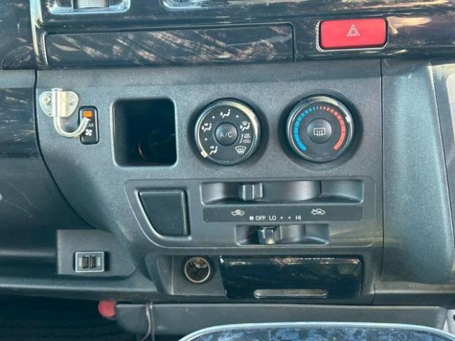 ハイエースバン　４ＷＤ　ＥＴＣ　バックカメラ　ナビ　両側スライドドア　ＡＴ　Ｂｌｕｅｔｏｏｔｈ　エアコン　パワーウィンドウ　運転席エアバッグ 4WD 2500(D) 5Dr