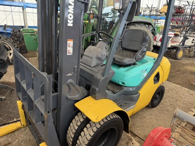 フォークリフトコマツ FD25HW-15 2.5トンディーゼル ヒンジ付き ダブルタイヤ