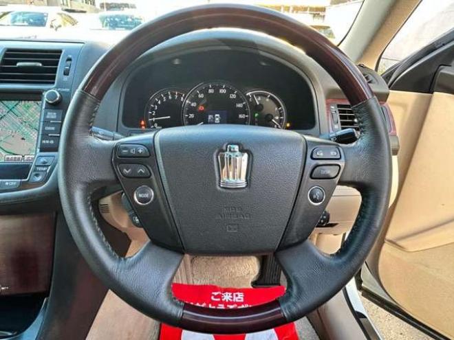 クラウンロイヤル 3.0 ロイヤルサルーン i-Four 4WD　フルセグTV　ナビ　バックモニター　ETC　クルーズコントロール　パワーシート 3000