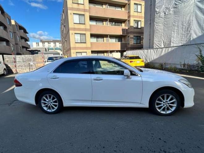 クラウンロイヤル 3.0 ロイヤルサルーン i-Four 4WD　フルセグTV　ナビ　バックモニター　ETC　クルーズコントロール　パワーシート 3000