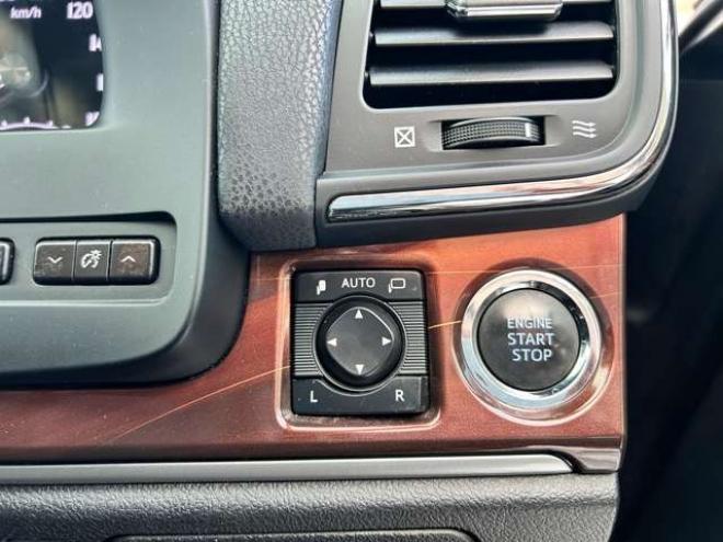 クラウンロイヤル 2.5 ロイヤル i-Four 4WD　ナビバックモニターフルセグTV　エンジンスターター　夏冬タイヤ付き　クルーズコントロール 2500