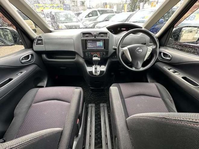 セレナ2.0 ハイウェイスター Vセレクション 4WD　両側ワンタッチオートスライドドア　アイドリングトップ　横滑り防止装置　プッシュスタート　クルーズコントロール　社外アルミホイール夏 2000