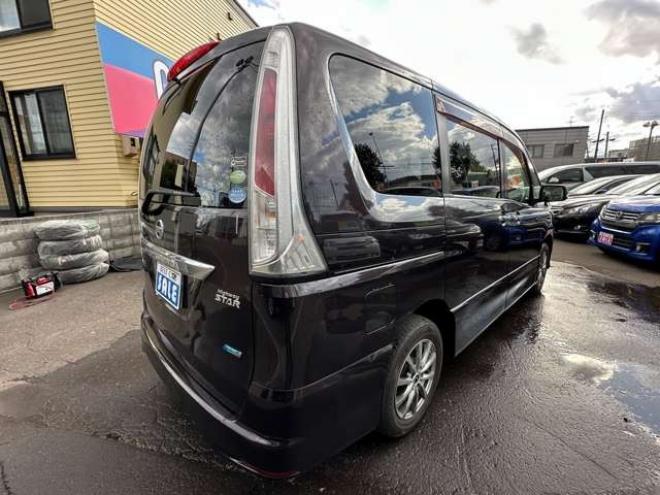 セレナ2.0 ハイウェイスター Vセレクション 4WD　両側ワンタッチオートスライドドア　アイドリングトップ　横滑り防止装置　プッシュスタート　クルーズコントロール　社外アルミホイール夏 2000