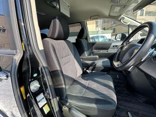 ヴォクシー2.0 ZS 4WD　両側パワースライドドア　プッススタート 2000