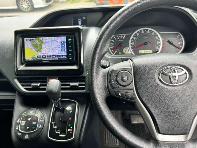 ヴォクシー2.0 X 4WD　電動スライドドア　冬タイヤセット　ドラレコ　アクセル踏み間違い防止装置 ナビTVバックモニター 2000