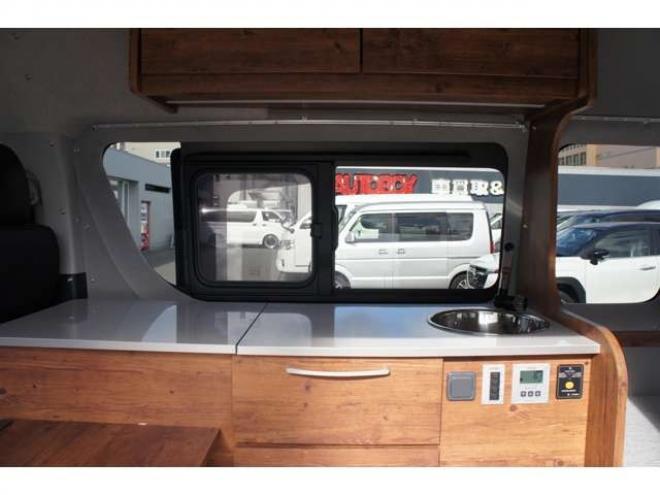 ハイエースバンスーパーロングHR　8人乗りキャンピング4WD　走行充電&外部充電&サブバッテリー　　　&FFヒーター&冷蔵庫&シンク&給排水　アルパインBIG-X&フリップダウン　415COBRAフロントリップ&バッドラッカー17AW　デジタルインナー　全方位カメラ 2700