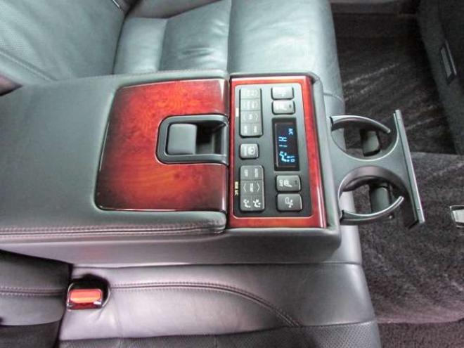 マジェスタ2.5 Four 4WD　プリクラッシュセーフティー/純正ナビ/フルセグTV/バックカメラ/LEDヘッドライト/ビルトインETC/全席シートヒーター/パワーシート/グリップヒーター/レーダークルーズコントロール 2500