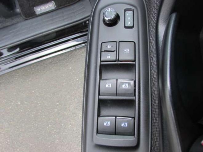 ヴォクシー2.0 X 4WD　トヨタセーフティセンス/LEDヘッドライト/両側パワースライドドア/ETC/社外ナビ/フルセグTV/バックカメラ/スマートキー一体式エンジンスターター 2000